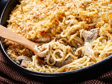 Пиле Тетрацини със спагети, гъби и два вида сметана печено на фурна - снимка на рецептата